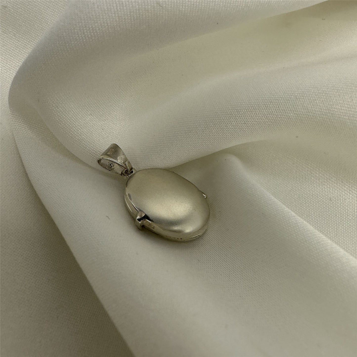 Petit médaillon ovale en argent sterling mat avec ange