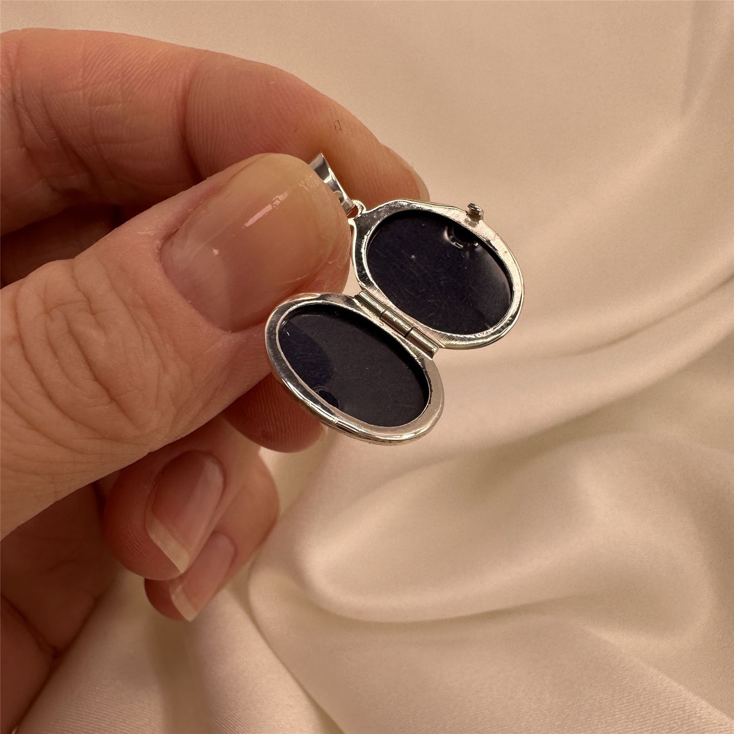 Petit médaillon ovale en argent sterling mat avec ange