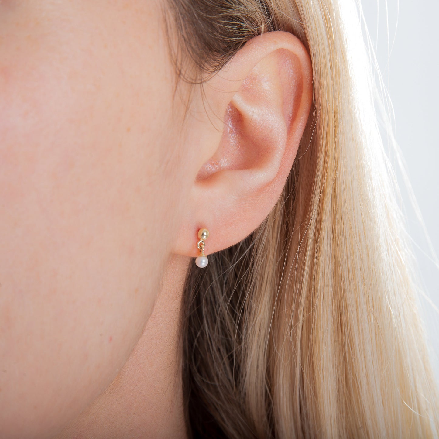 Boucles d'oreilles pendantes en or 9 carats avec petites boules et perles d'eau douce