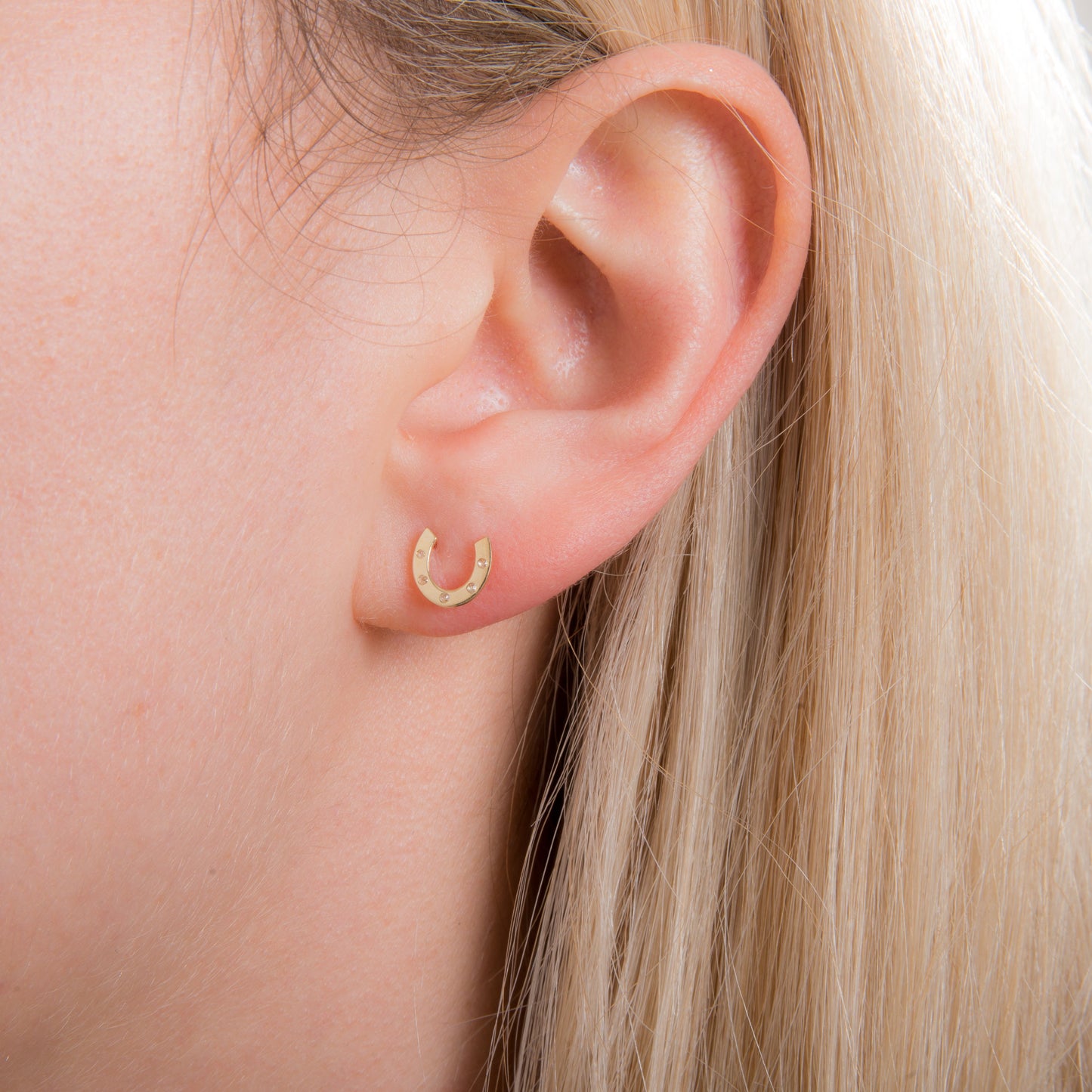 Boucles d'oreilles à tige en or 9 carats avec zircones cubiques transparents en forme de fer à cheval