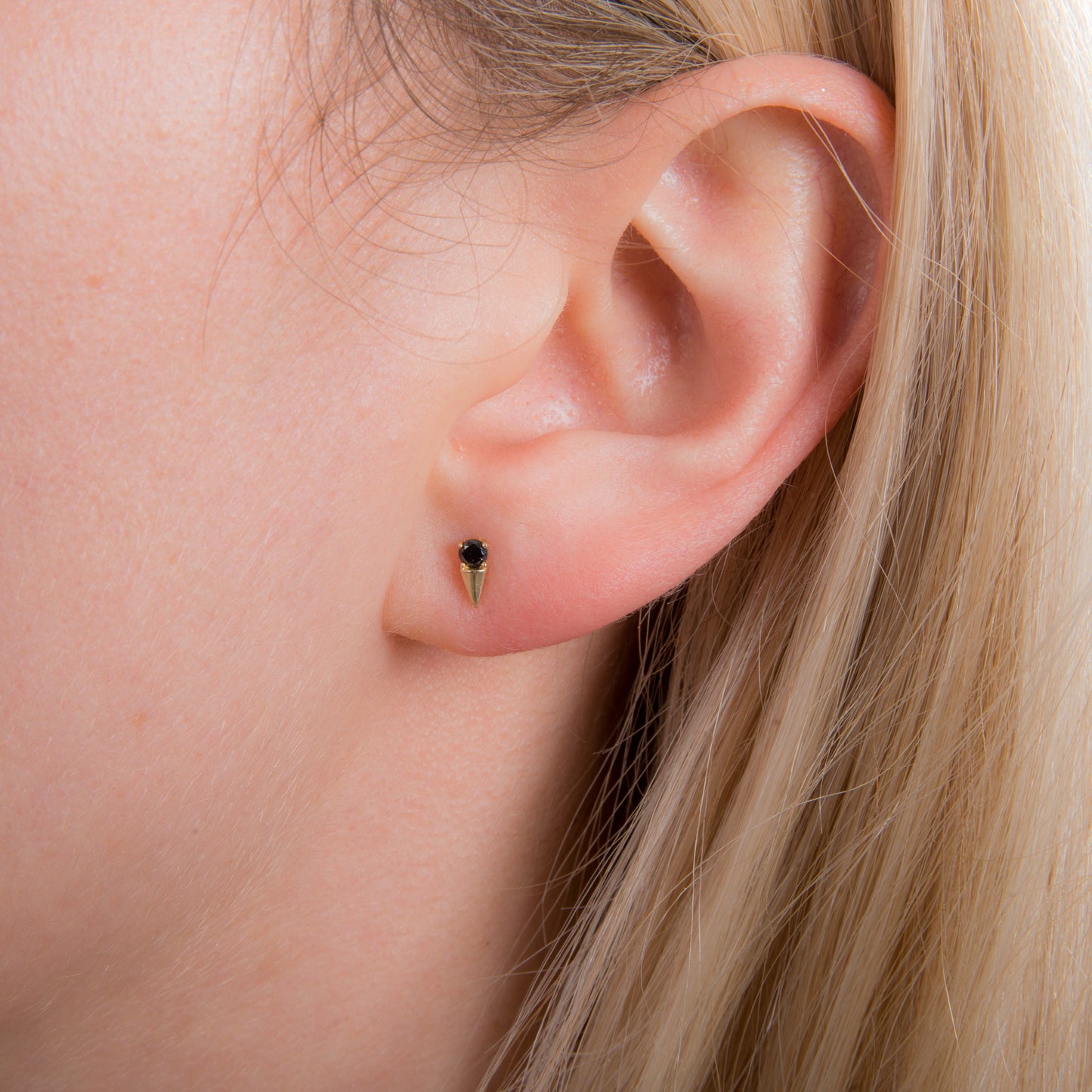 Boucles d'oreilles à tige en or 9 carats avec zircones cubiques noirs