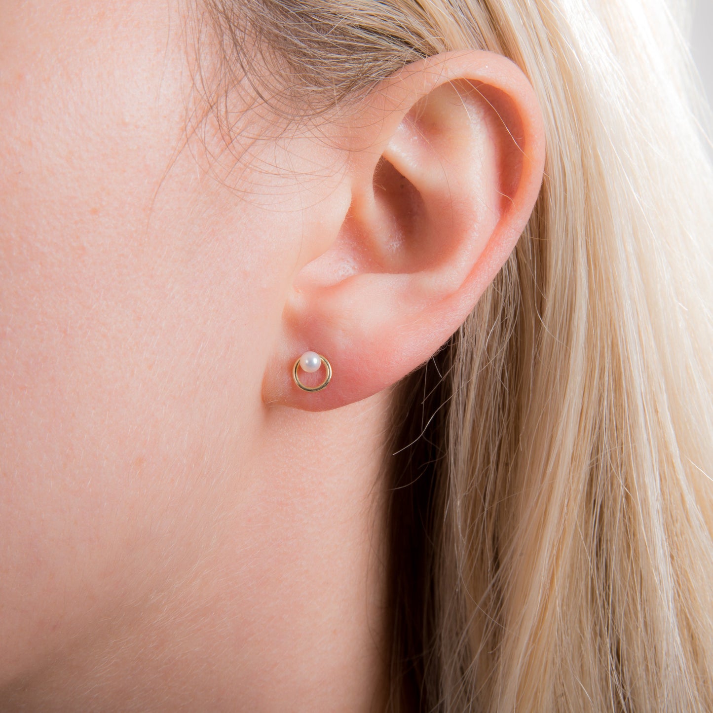 Boucles d'oreilles à tige en or 9 carats avec perles d'eau douce et cercle ouvert