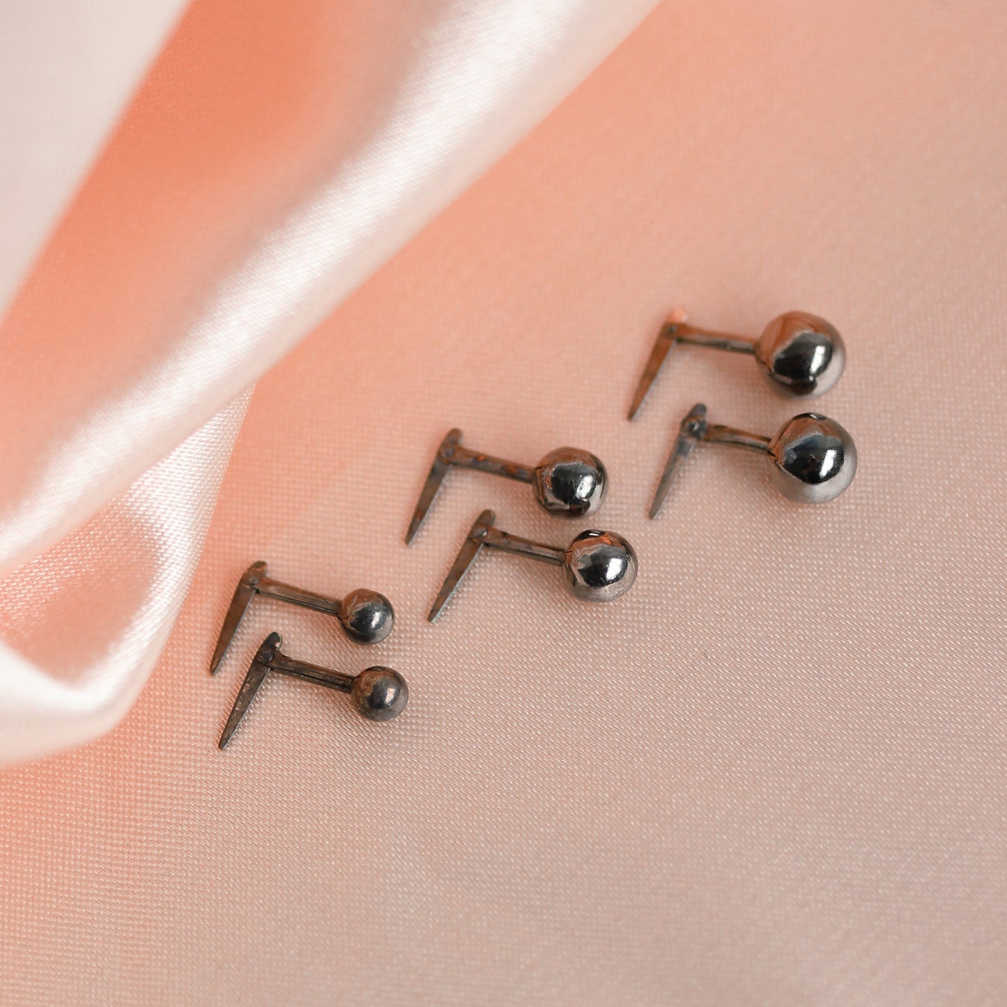 Boucles d'oreilles à tige Andralok en argent sterling trempé dans du rhodium noir, boules de 3 à 5 mm