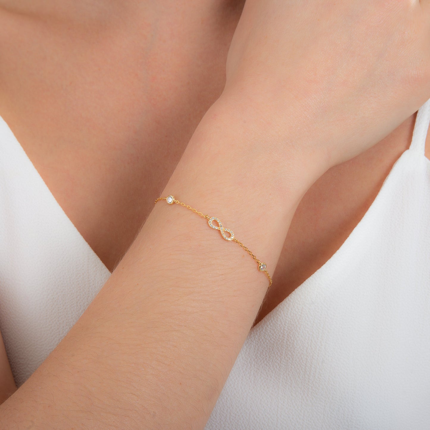Bracelet ajustable en argent sterling plaqué or avec infini et zircones cubiques transparents ronds