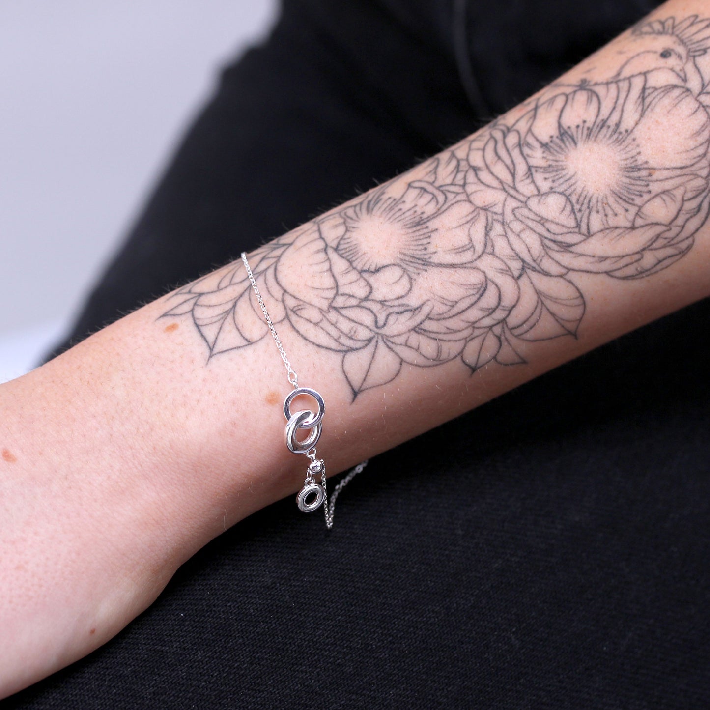 Bracelet réglable en argent sterling avec cercles karma entrelacés