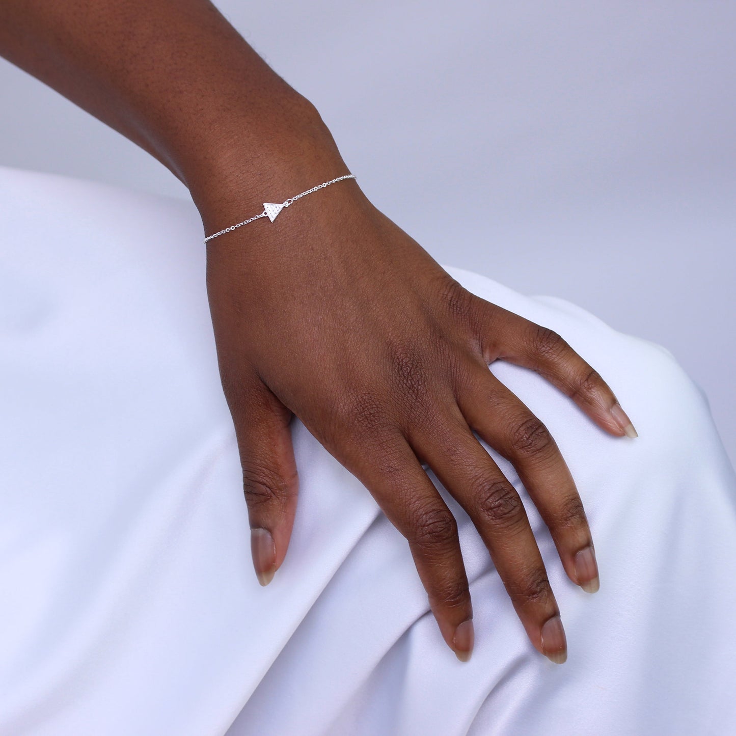 Bracelet ajustable en argent sterling avec pavé de zircones cubiques transparents et triangles