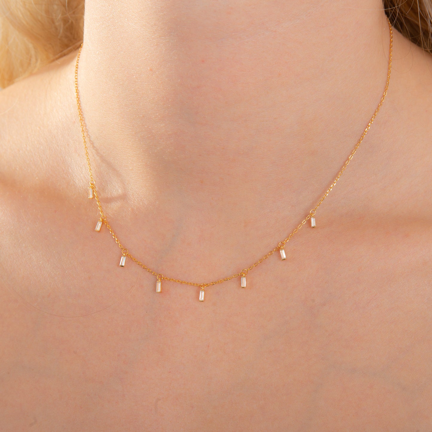 Collier en argent sterling plaqué or avec plusieurs minuscules zircones cubiques baguettes transparentes
