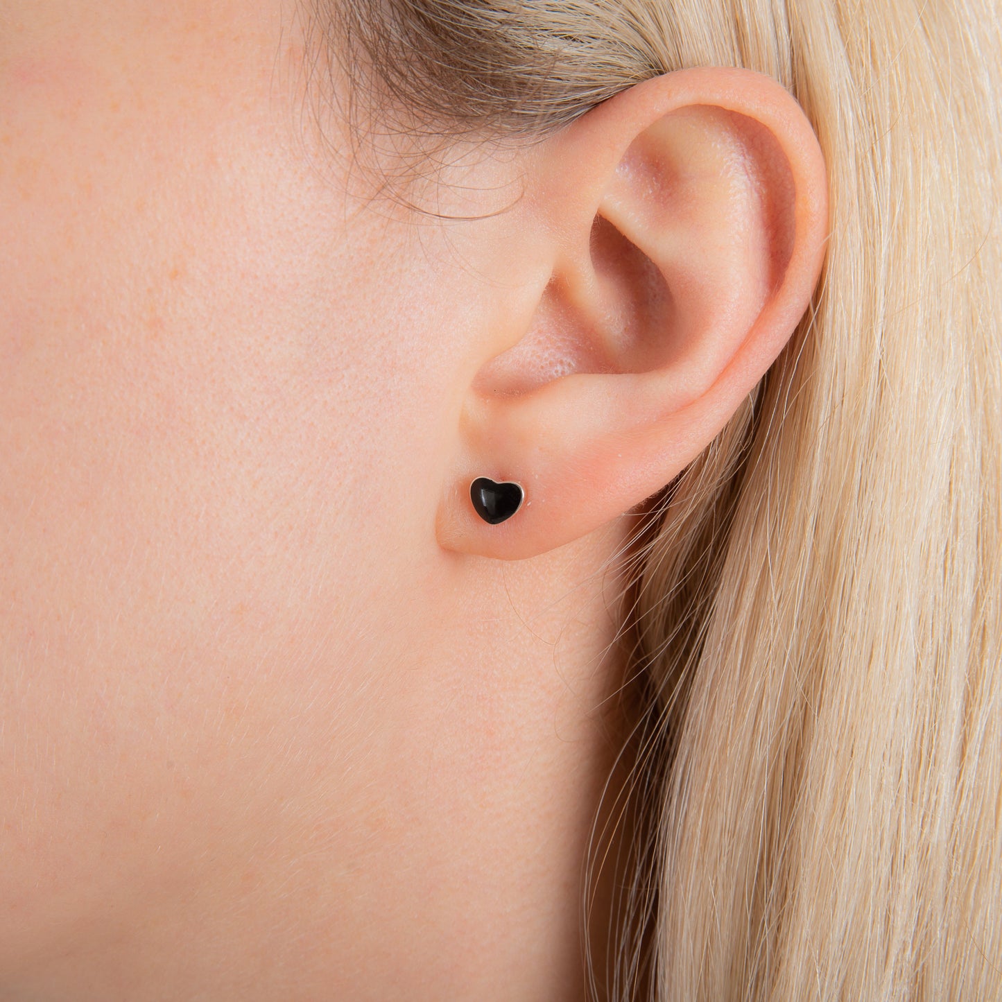 Boucles d'oreilles à tige en argent sterling avec cœur en émail noir