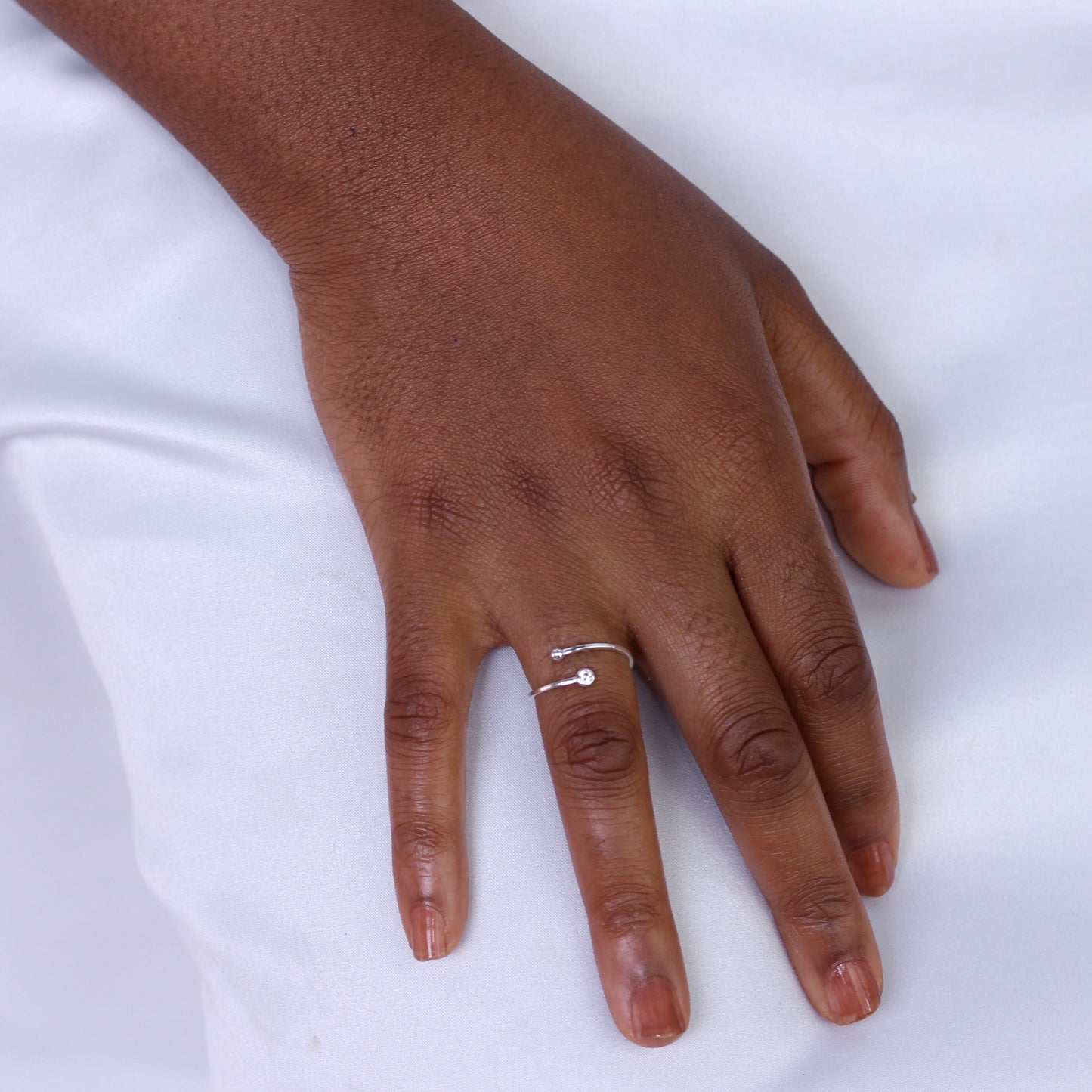 Bague ouverte minimaliste réglable en argent sterling avec zircone cubique rond transparent et boule