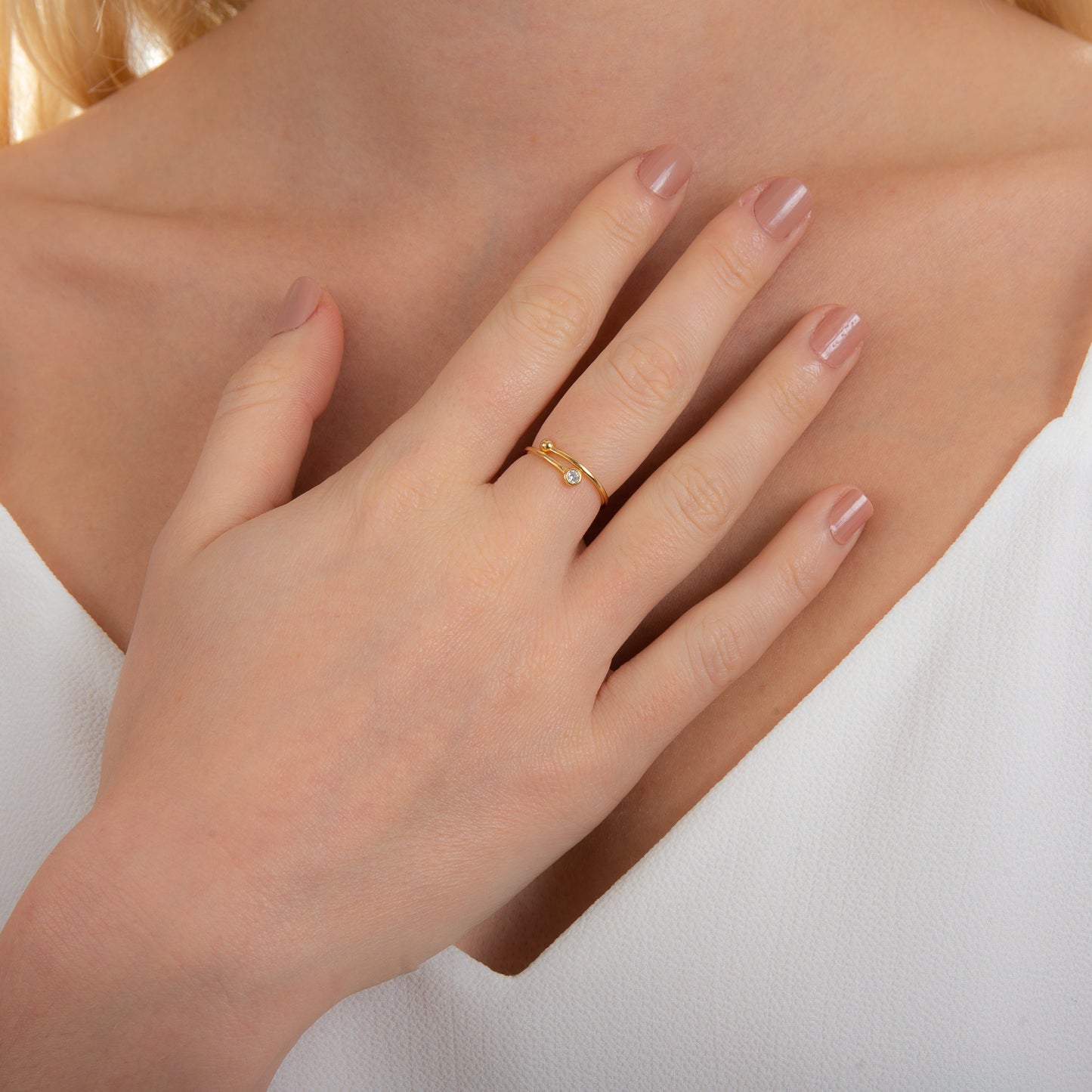 Bague ouverte minimaliste réglable en argent sterling plaqué or avec zircone cubique ronde transparente et boule