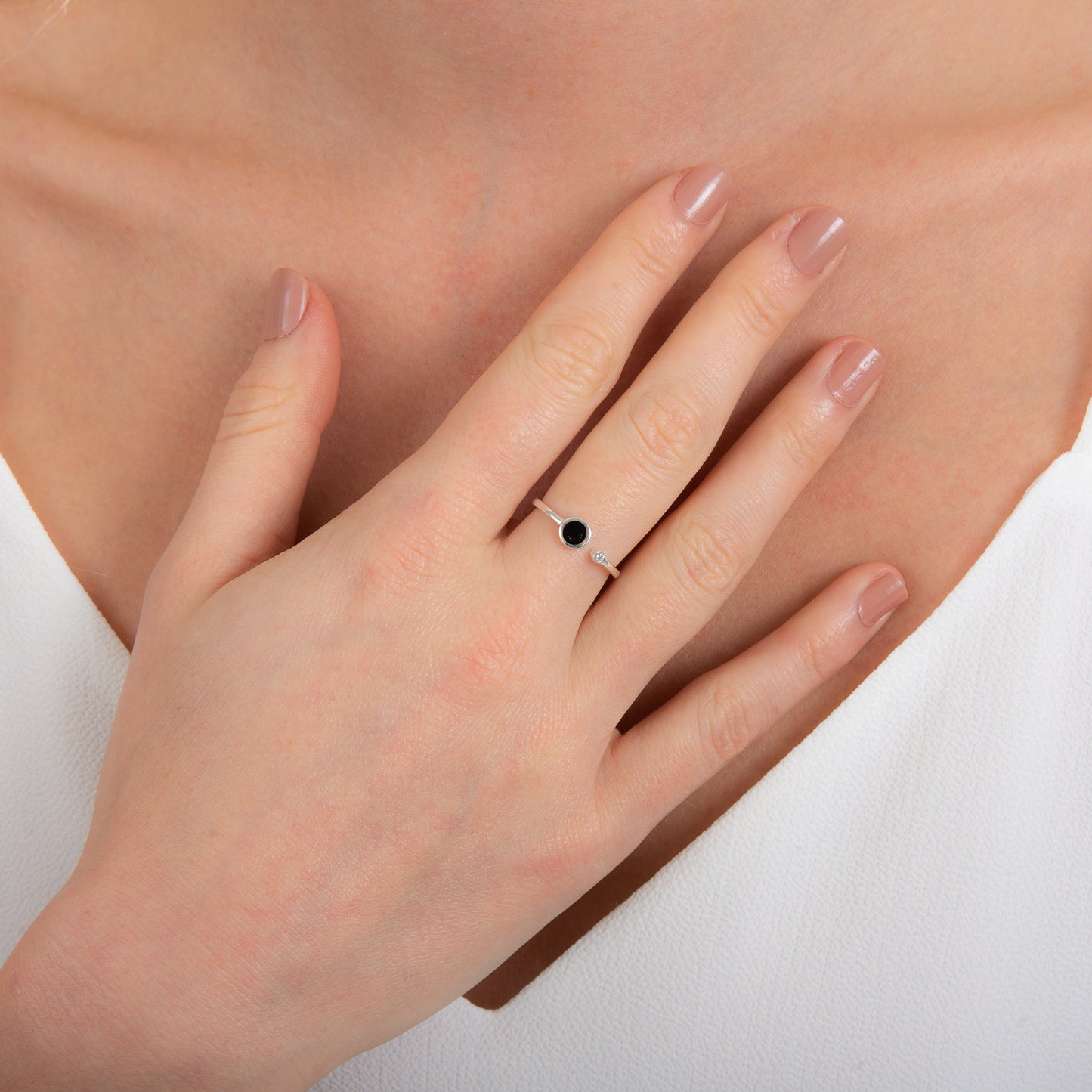 Bague ouverte ajustable minimaliste en argent sterling avec disque rond en émail noir et zircone cubique transparent