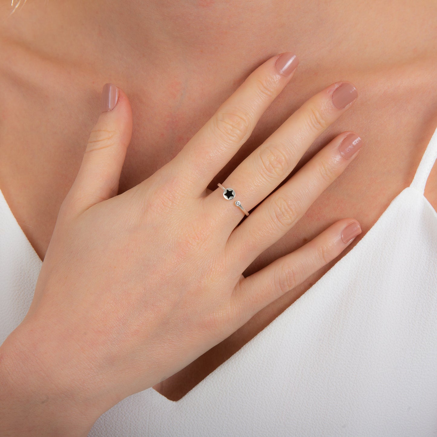 Bague ouverte ajustable en argent sterling avec disque en émail noir et zircone cubique