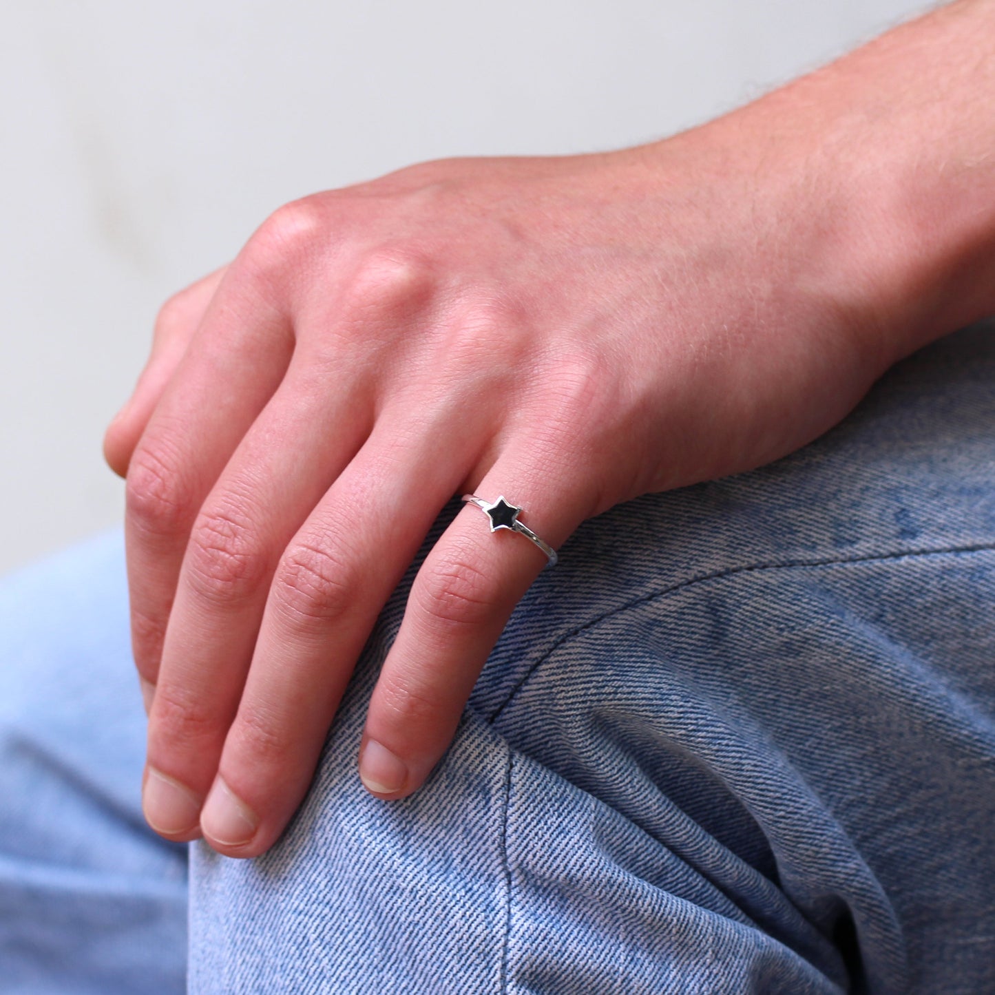 Bague ajustable en argent sterling avec étoile en émail noir