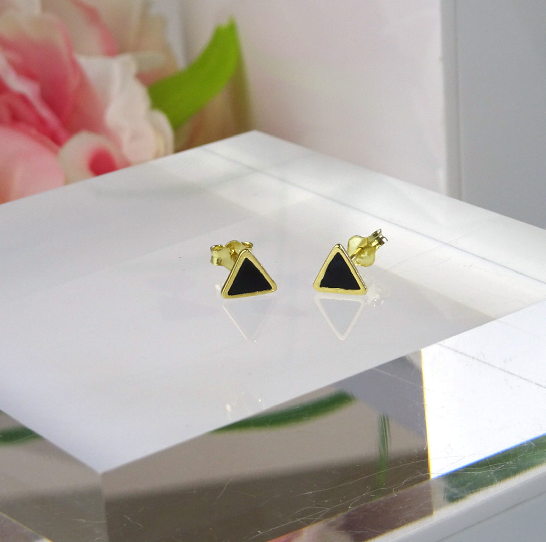 Boucles d'oreilles à tige triangulaires en argent sterling plaqué or et émail noir