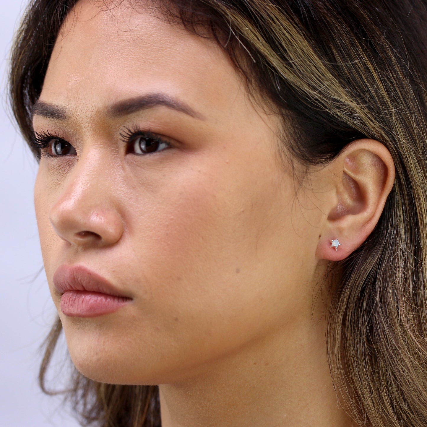 Boucles d'oreilles à tige en argent sterling et fausse opale blanche en forme d'étoile