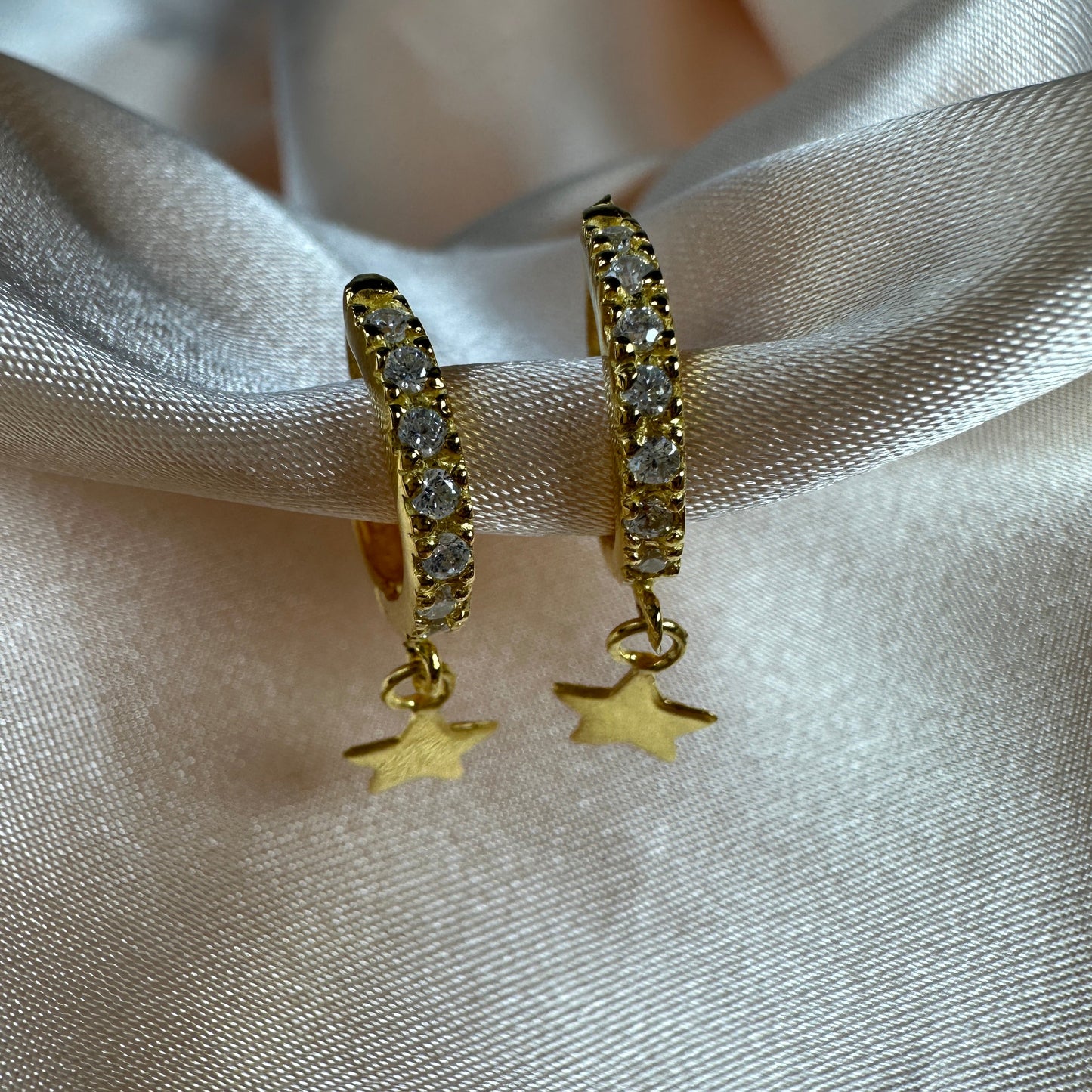 Boucles d'oreilles créoles en argent sterling plaqué or avec breloque étoile