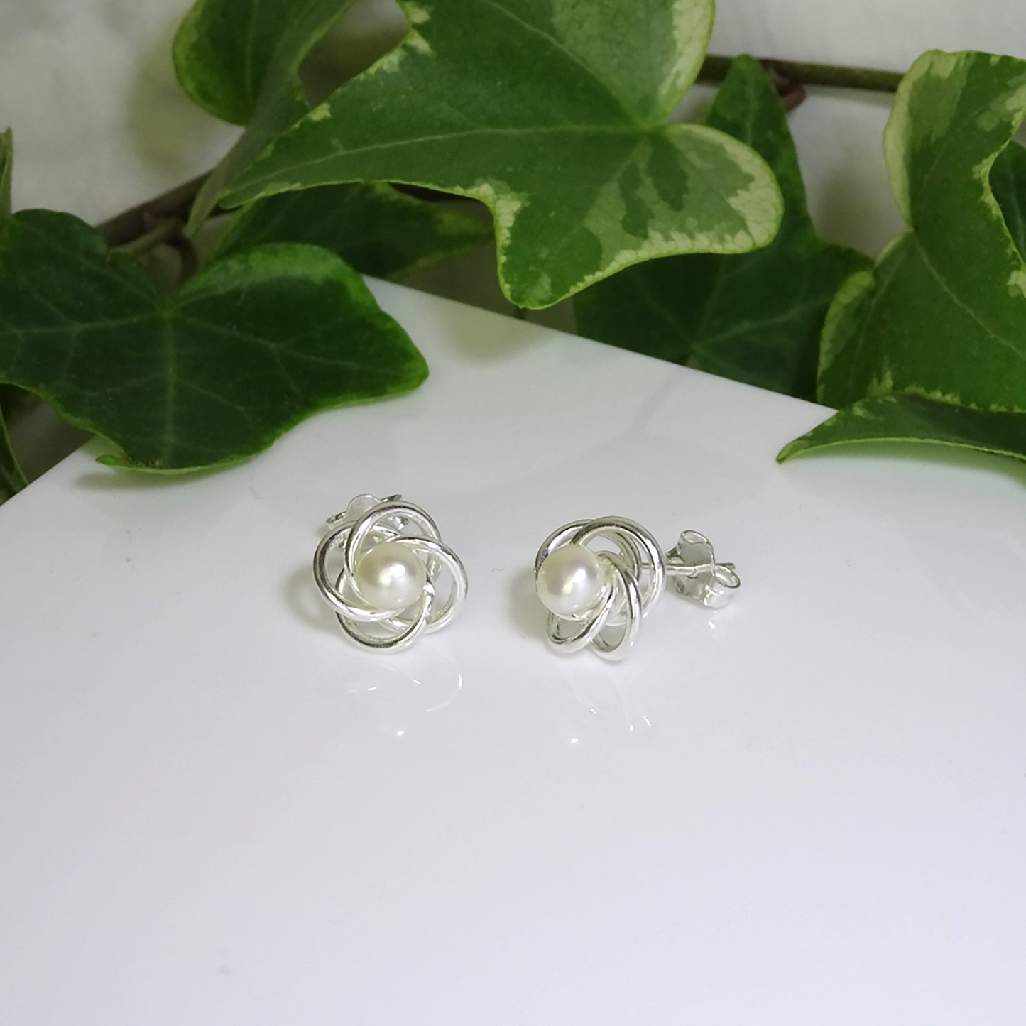 Boucles d'oreilles à tige en argent sterling avec nœud en fil de fer et perles synthétiques blanches