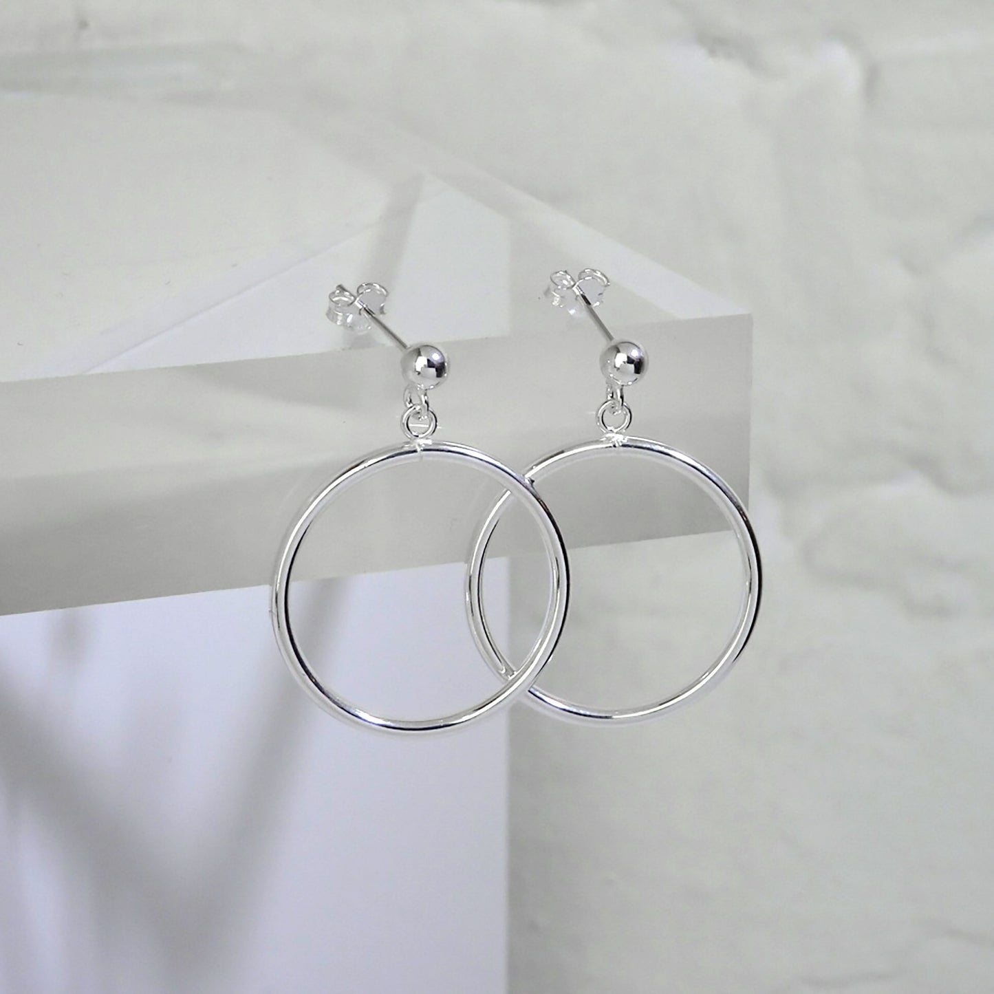 Boucles d'oreilles pendantes à boules rondes en argent sterling