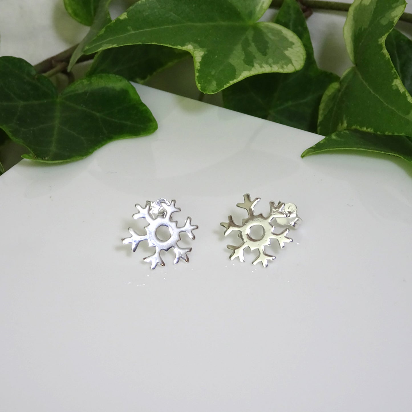 Boucles d'oreilles à tige en argent sterling en forme de flocon de neige