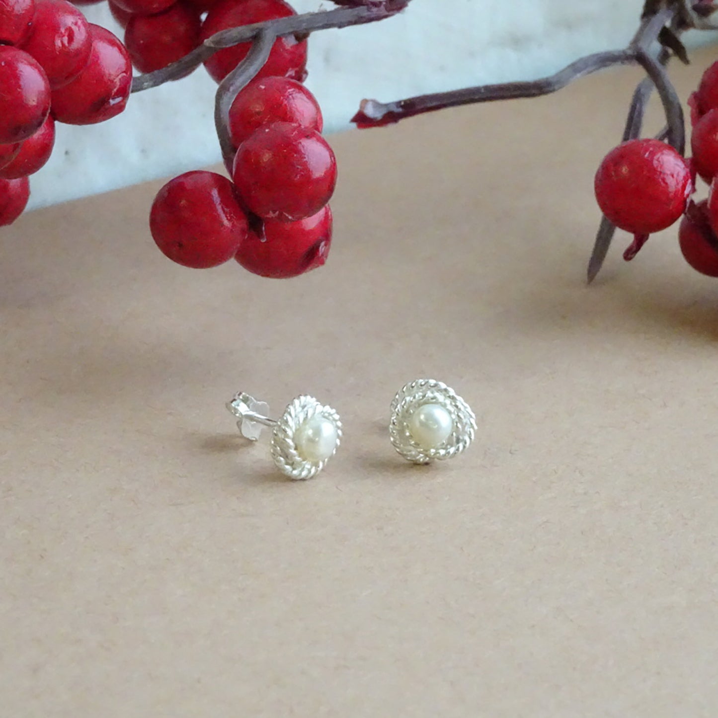 Boucles d'oreilles à tige en argent sterling et perles synthétiques blanches
