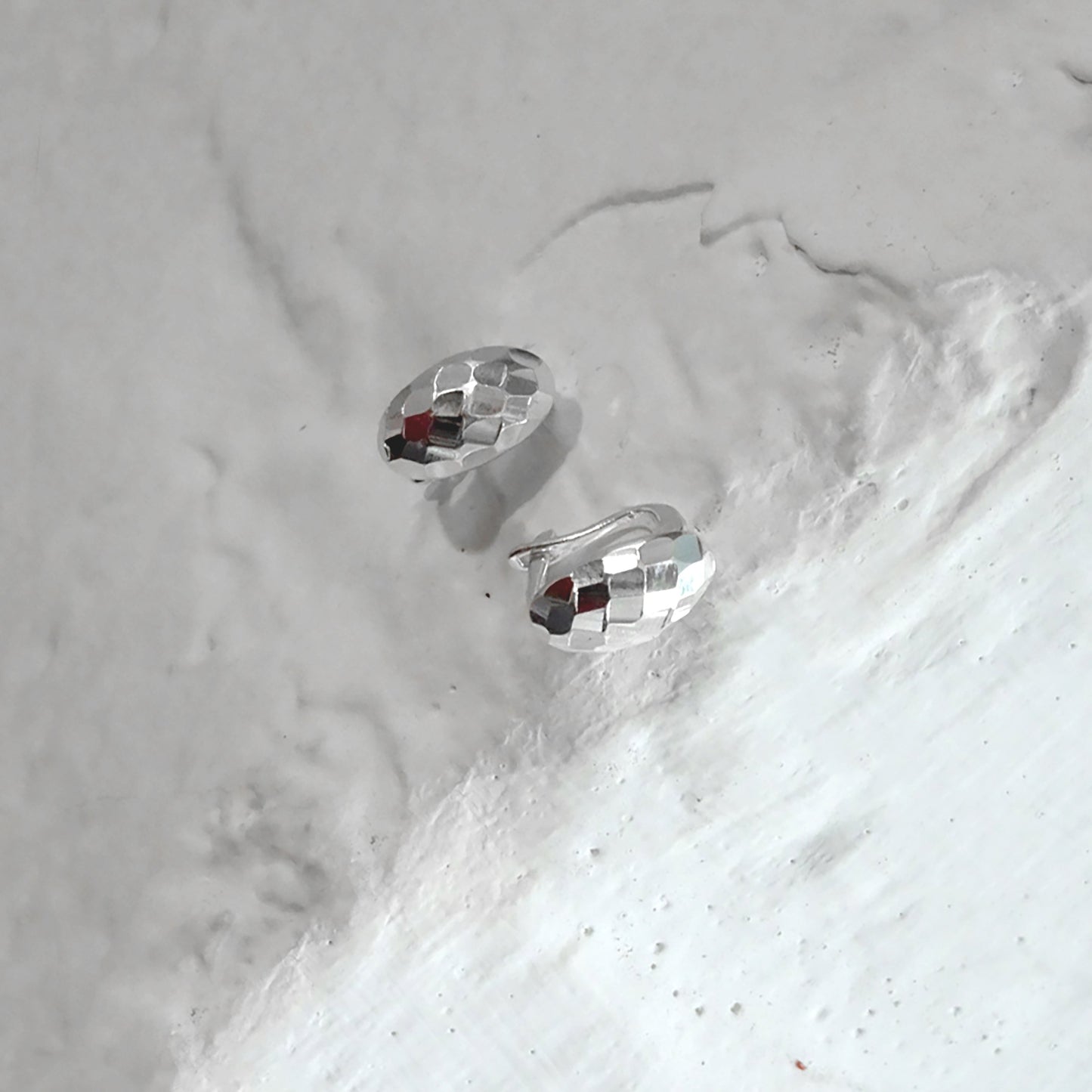Boucles d'oreilles créoles ovales à levier en argent sterling martelé et à facettes