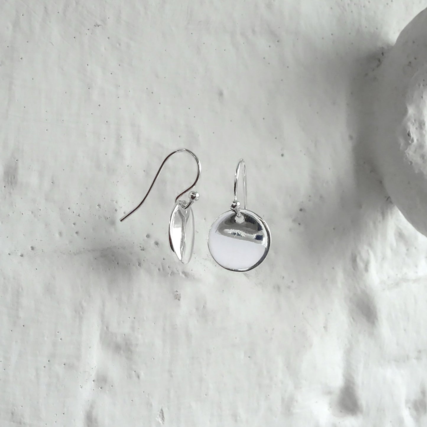 Boucles d'oreilles pendantes en argent sterling avec disque rond