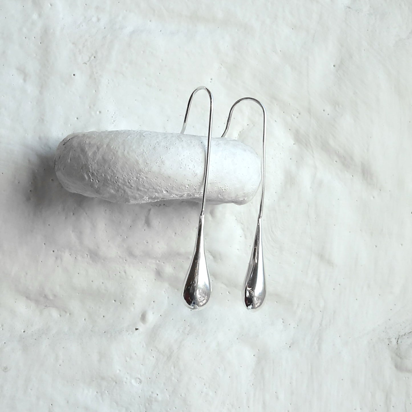 Boucles d'oreilles pendantes minimalistes en argent sterling en forme de larme