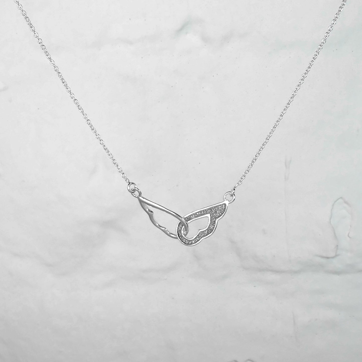 Collier ailes d'ange entrelacées en argent sterling