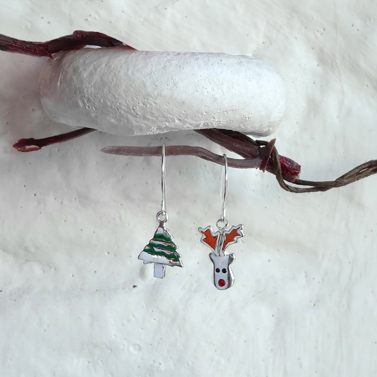 Boucles d'oreilles pendantes en argent sterling avec motif renne au nez rouge et sapin de Noël