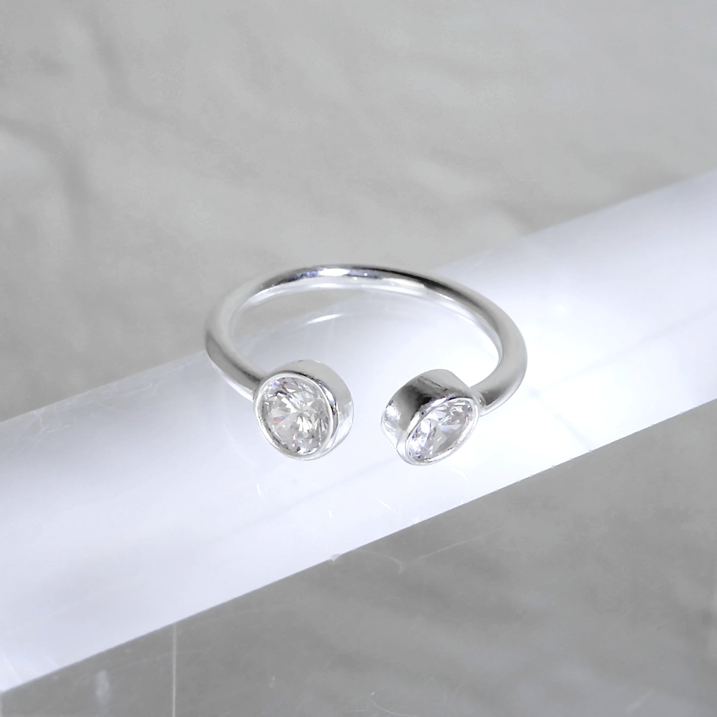 Bague ouverte réglable en argent sterling avec zircone cubique rond transparent