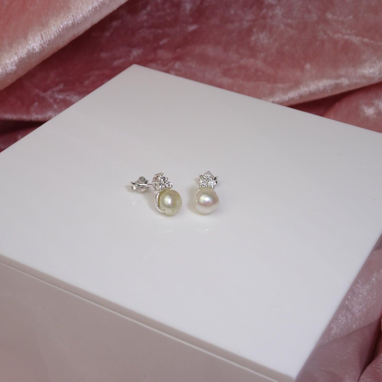 Boucles d'oreilles à tige en argent sterling avec perles synthétiques et zircones cubiques transparents