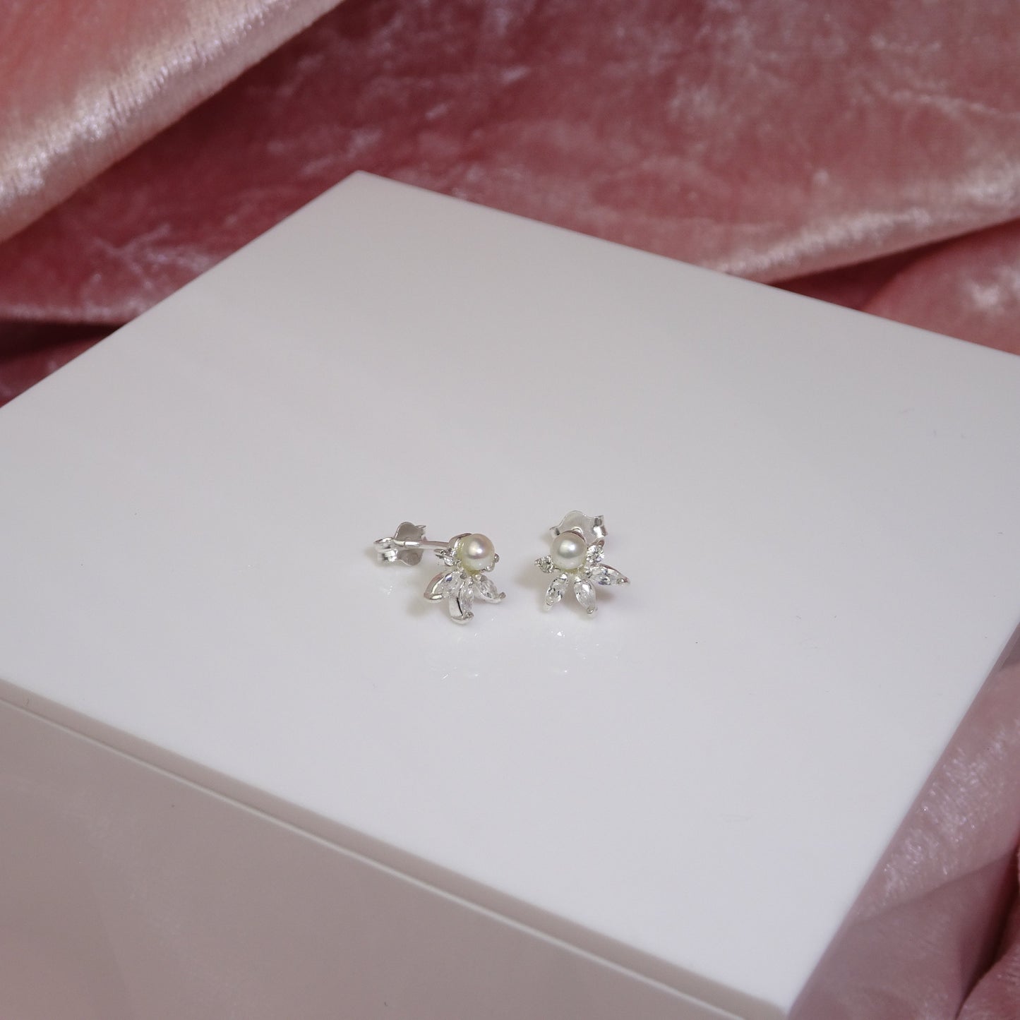 Boucles d'oreilles à tige en argent sterling avec perles synthétiques et zircones cubiques transparents