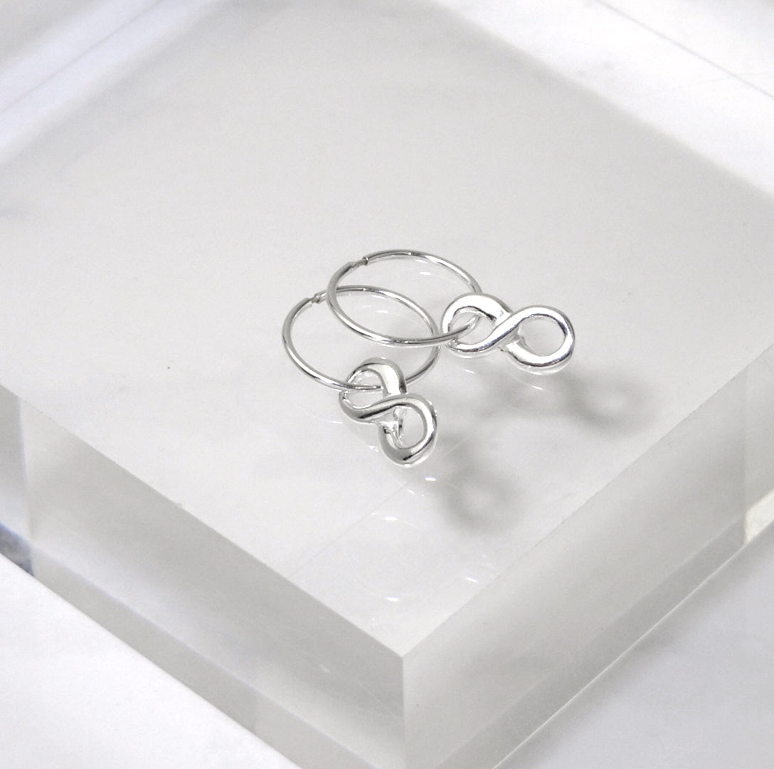 Boucles d'oreilles créoles en argent sterling avec breloque infini de 12 mm