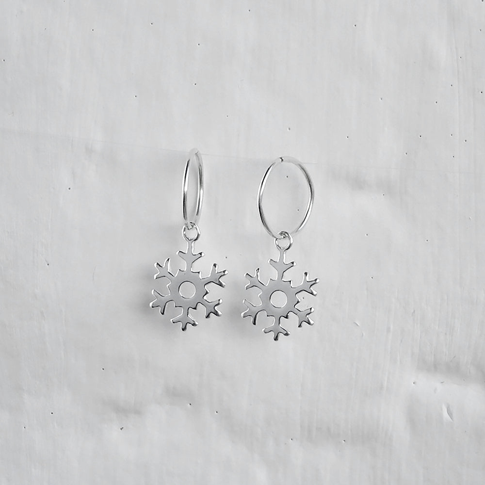 Boucles d'oreilles créoles en argent sterling avec breloque flocon de neige de 12 mm
