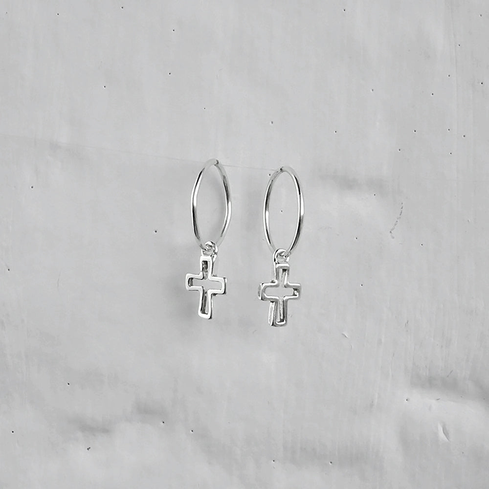 Boucles d'oreilles créoles en argent sterling avec breloques en forme de croix de 12 mm