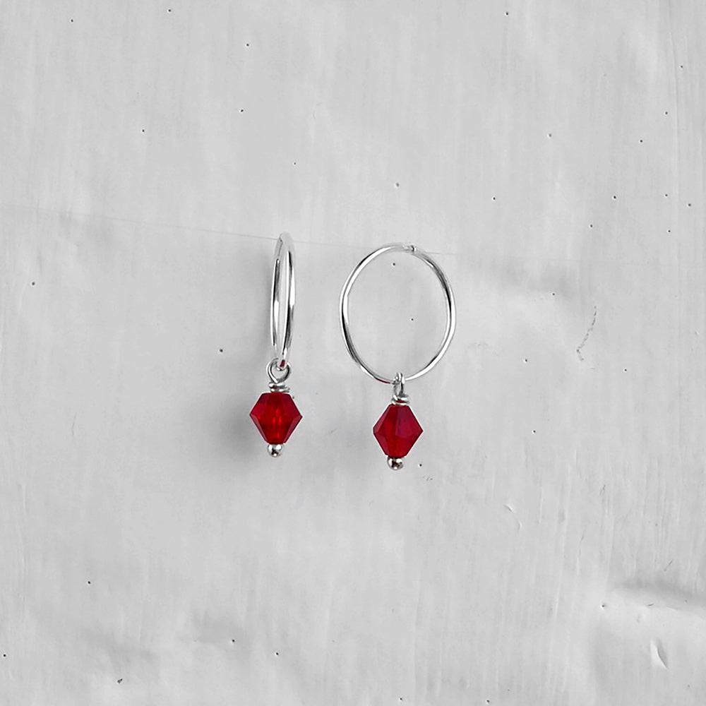 Boucles d'oreilles créoles en argent sterling avec perles de cristal CZ rouges de 12 mm