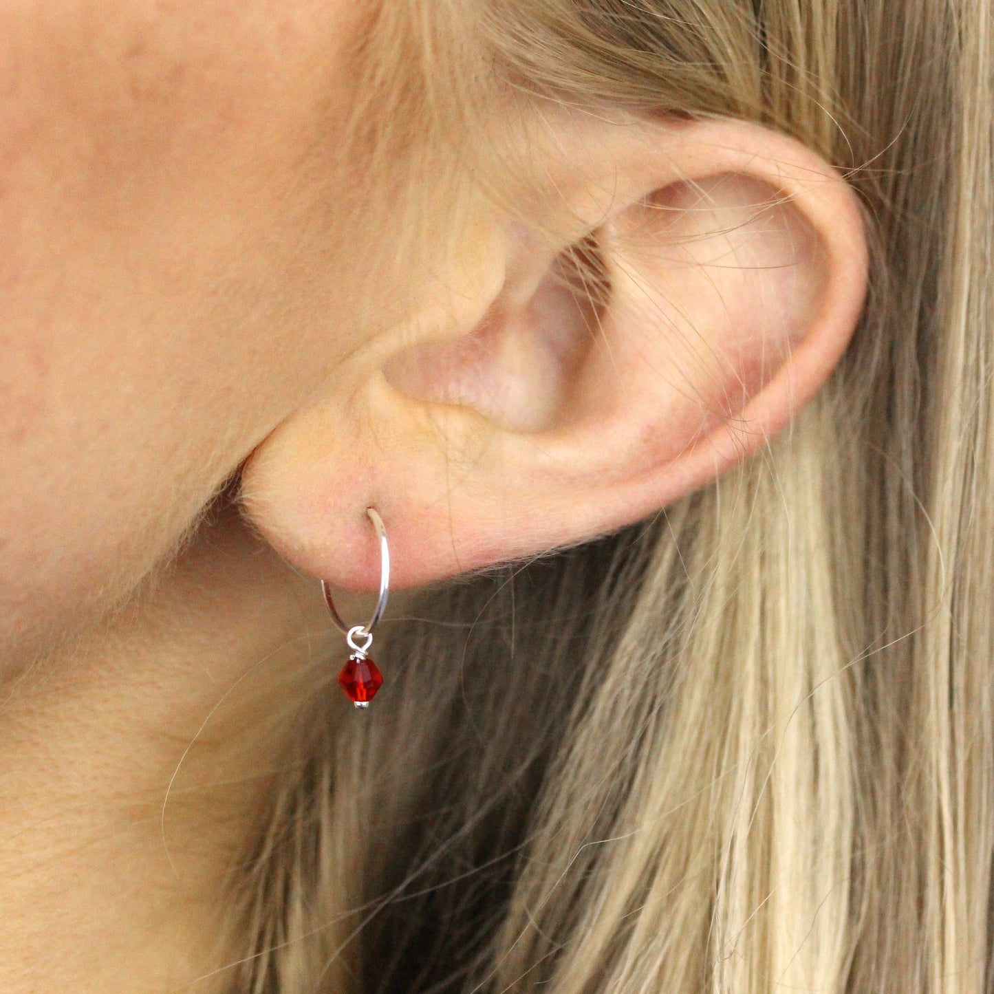 Boucles d'oreilles créoles en argent sterling avec perles de cristal CZ rouges de 12 mm