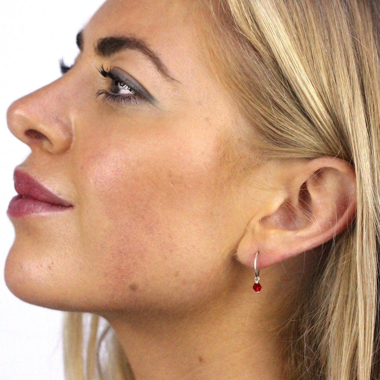 Boucles d'oreilles créoles en argent sterling avec perles de cristal CZ rouges de 12 mm