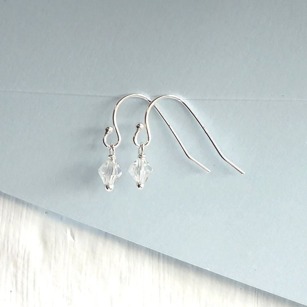 Boucles d'oreilles pendantes en argent sterling avec perles en oxyde de zirconium transparent