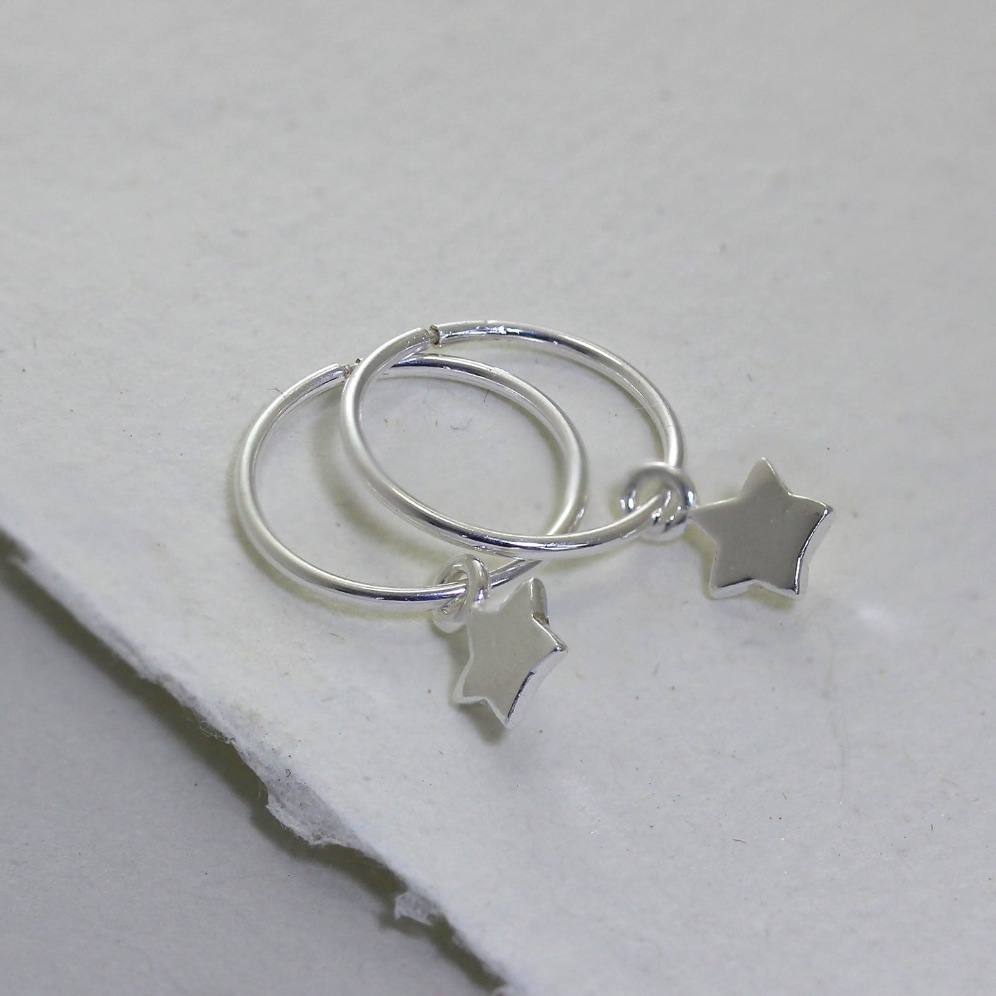 Boucles d'oreilles créoles en argent sterling avec breloques en forme de petite étoile de 12 mm
