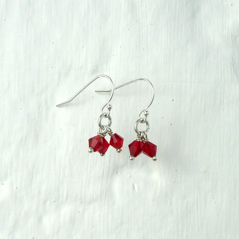 Boucles d'oreilles triple crochet en argent sterling avec perles en oxyde de zirconium rouge