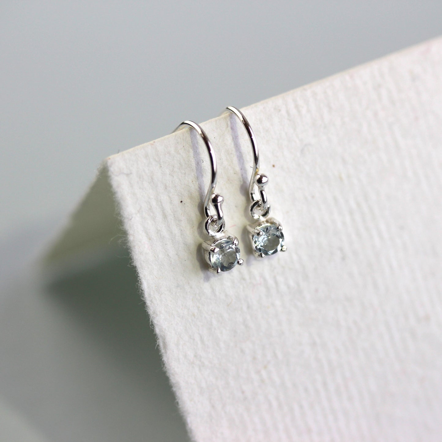 Boucles d'oreilles pendantes en argent sterling avec aigue-marine et zircone cubique, pierre de naissance de mars