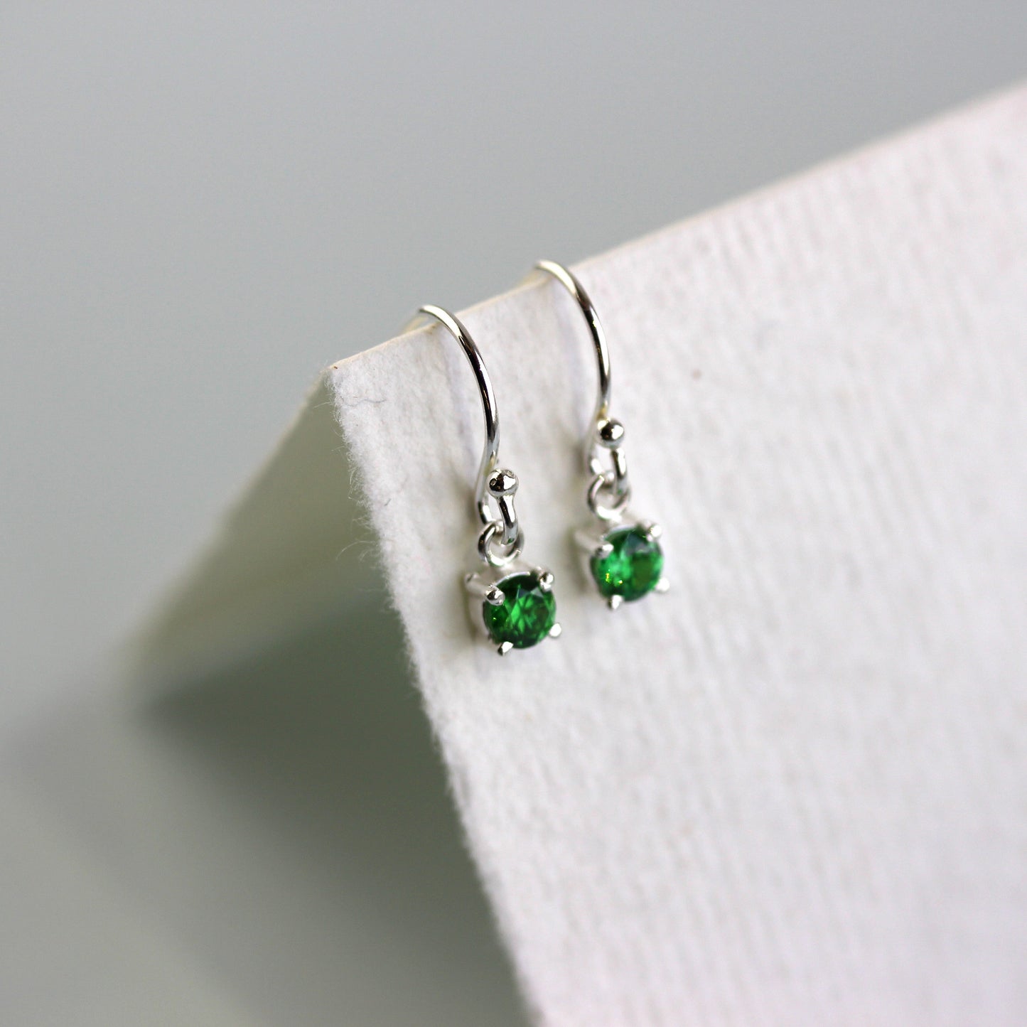 Boucles d'oreilles pendantes en argent sterling avec émeraude et zircone cubique, pierre de naissance du mois de mai