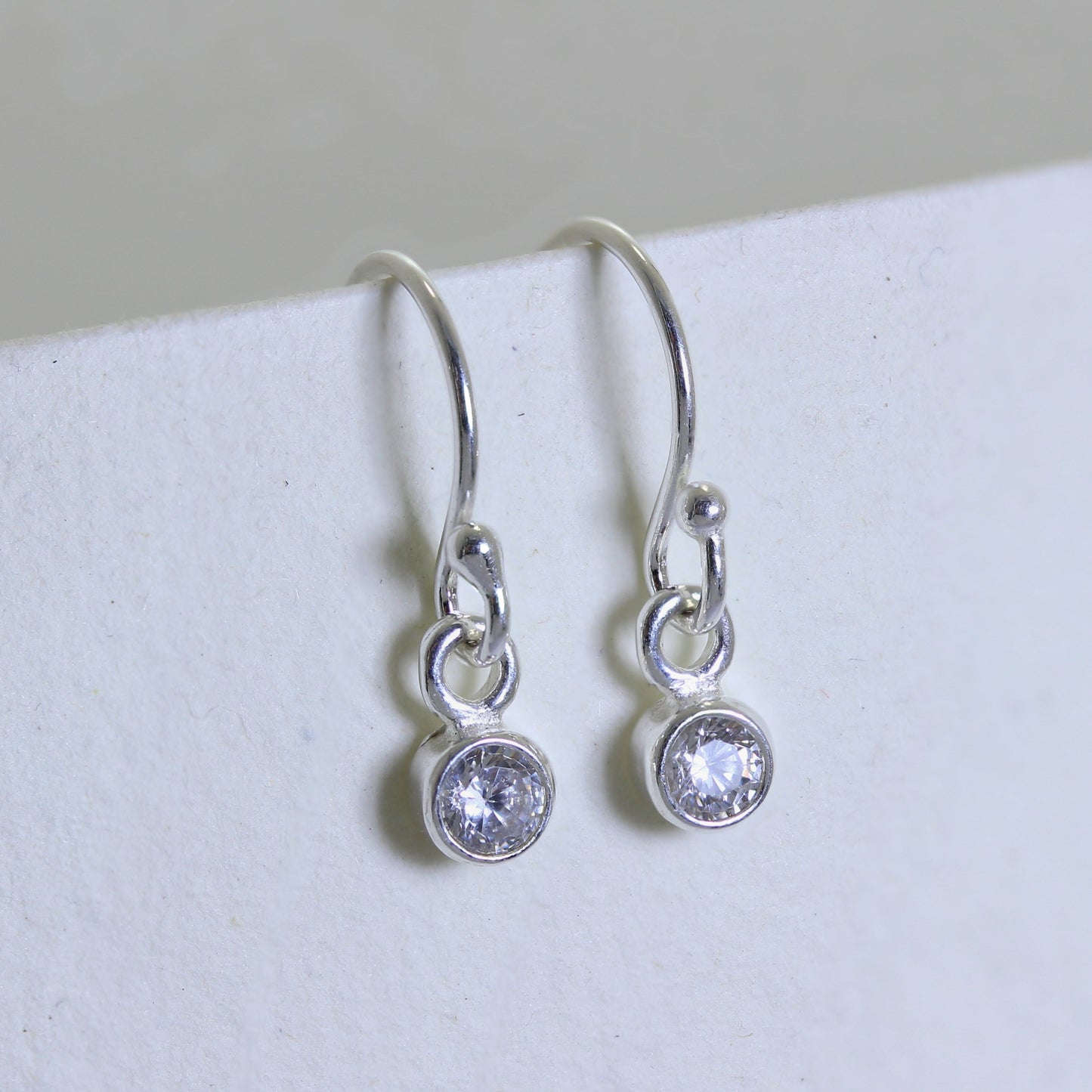 Boucles d'oreilles pendantes en argent sterling avec zircones cubiques transparents de 3 mm en forme de hameçon