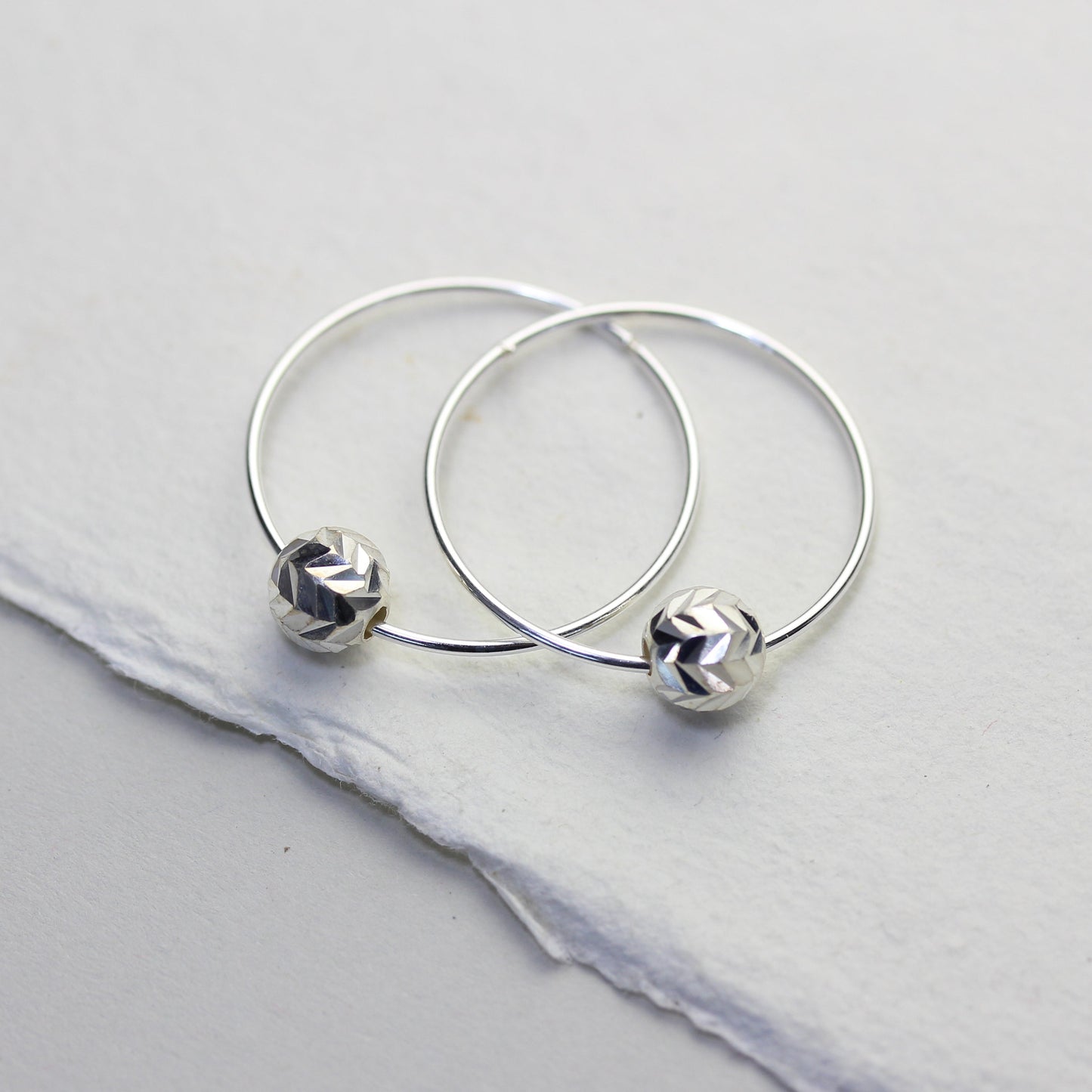 Boucles d'oreilles créoles en argent sterling de 18 mm avec perles boules taillées en chevron