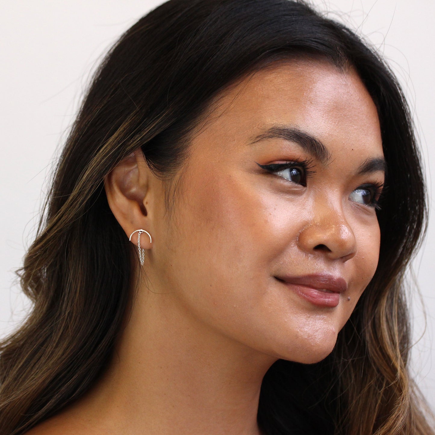 Boucles d'oreilles à tige en argent sterling avec chaîne à barre incurvée