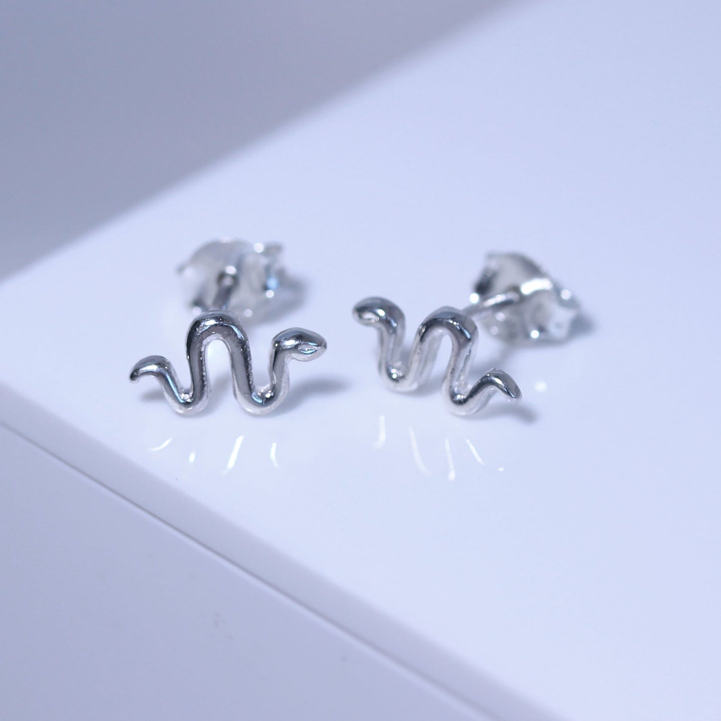 Petites boucles d'oreilles à tige en argent sterling en forme de serpent