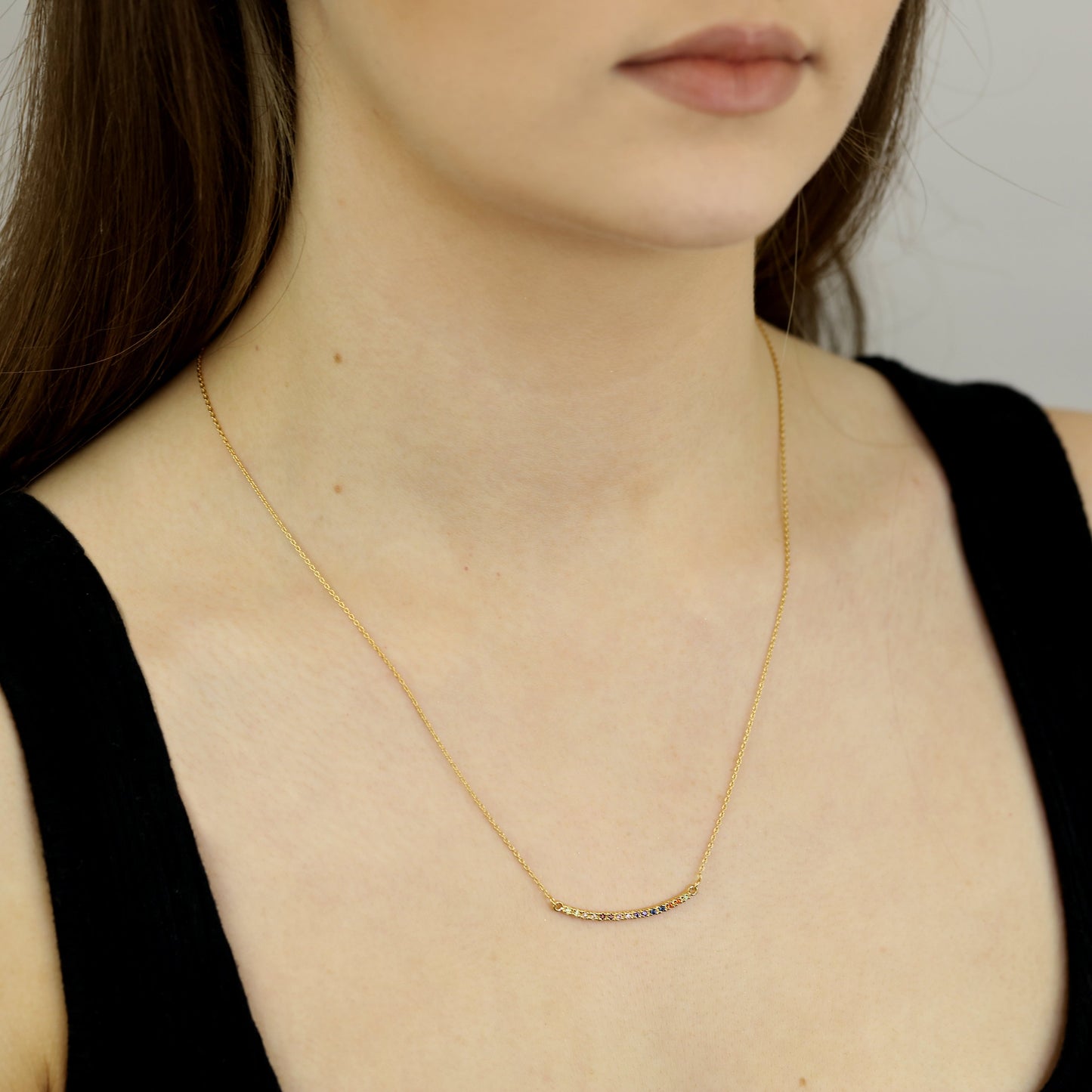 Collier en argent sterling plaqué or avec barre incurvée arc-en-ciel en zircone cubique