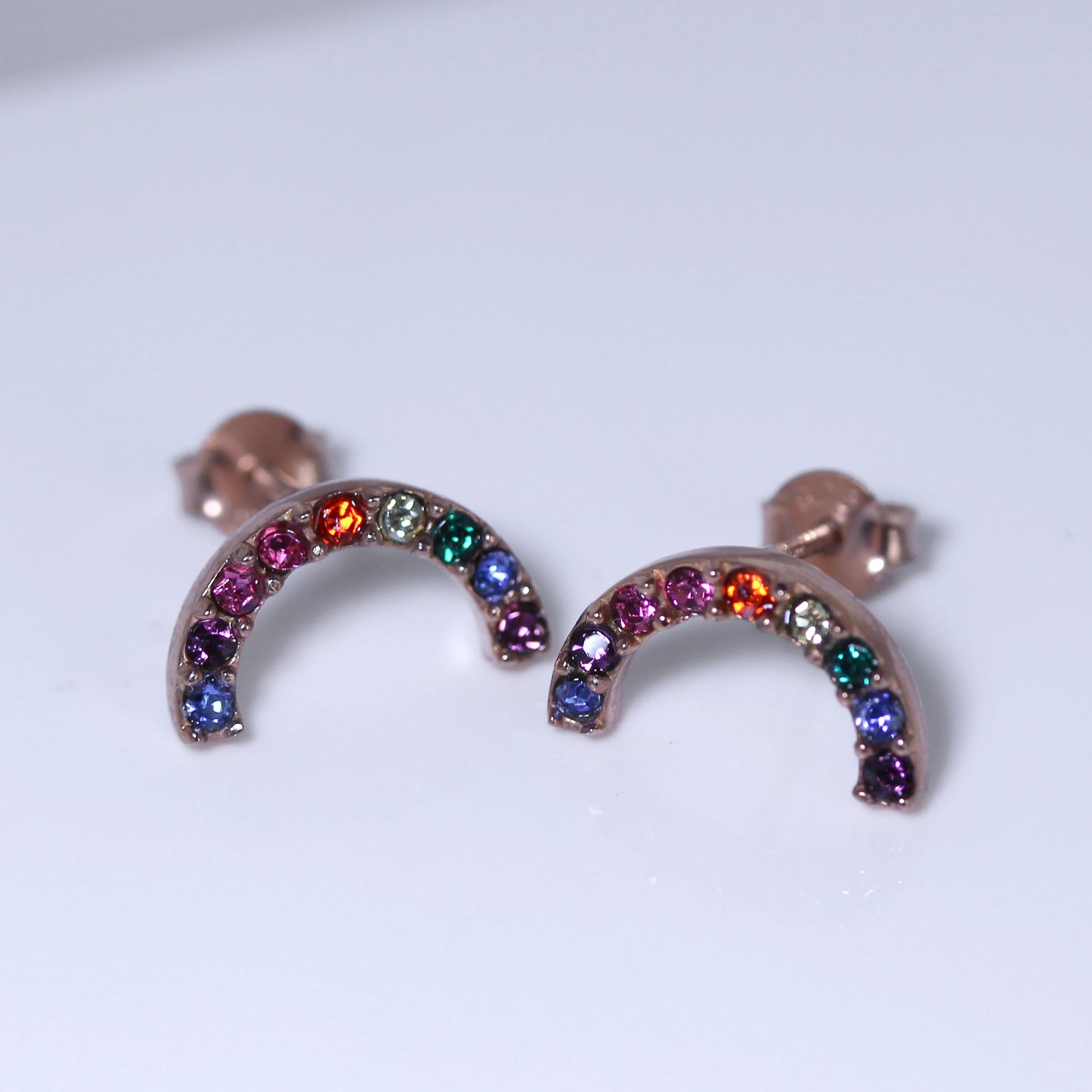 Boucles d'oreilles à tige arc-en-ciel en argent sterling plaqué or rose et zircones cubiques