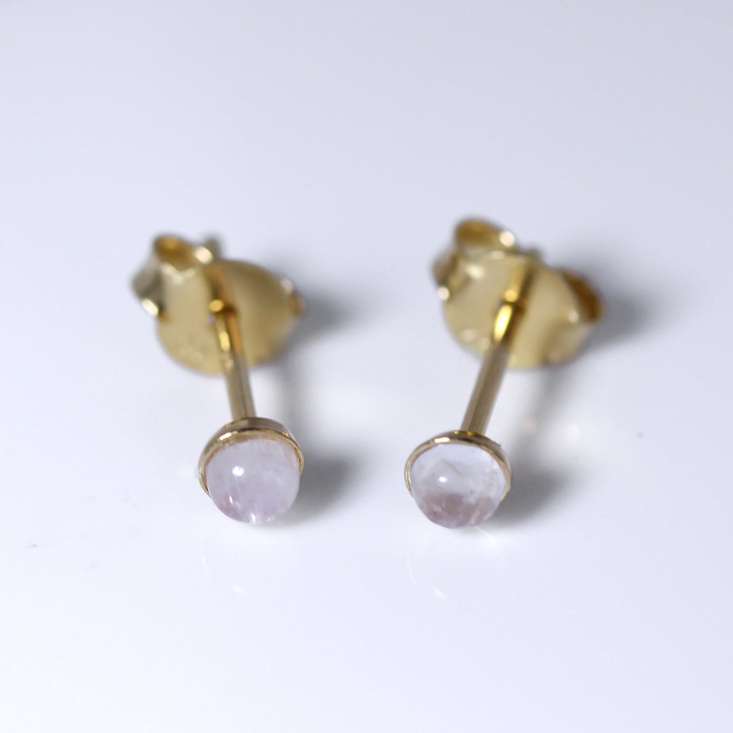 Boucles d'oreilles à tige en argent sterling plaqué or avec pierre de lune de 3 mm